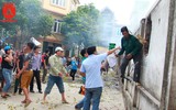 Tiểu thương đập tường giải cứu hàng hóa ở vụ cháy chợ Quang